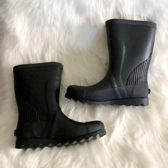 NEW! Sorel Short Solid Rainboot in Black - Picture 6 of 7